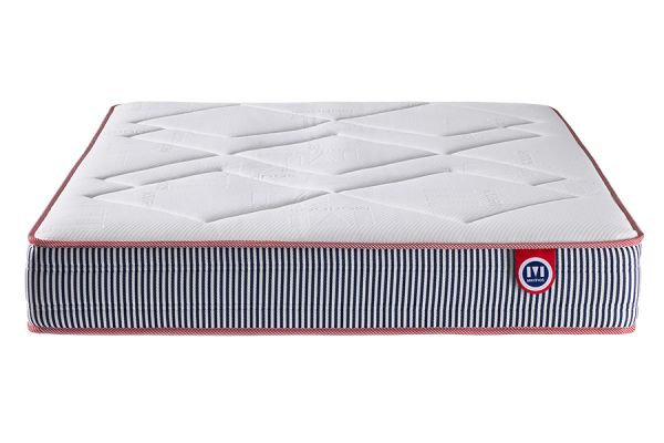 Le MATELAS MERINOS MARCEL combine 620 ressorts ensachés (en 140x190 cm) pour un soutien ferme, renforcé au niveau du bassin, et une couche de 2,5 cm de latex pour un accueil dynamique. Son épaisseur de 25 cm et son indépendance de couchage garantissent un confort optimal. Revêtu d’un tissu stretch 100% polyester et équipé de 4 poignées, il est garanti 5 ans.